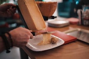 Voici une déclinaison de la raclette très originale et qui va faire plaisir à tous les amateurs de fromage…